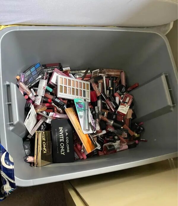 Makeup and nail polish lot (280 to 300 pieces) - Image 2