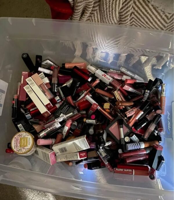 Makeup and nail polish lot (280 to 300 pieces) - Image 3