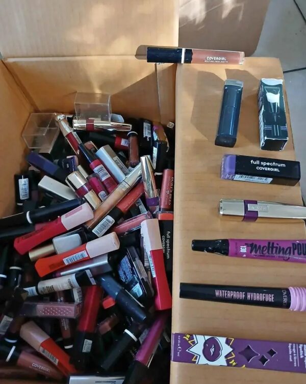 New Assorted Make-up Box (220 Pieces per box)