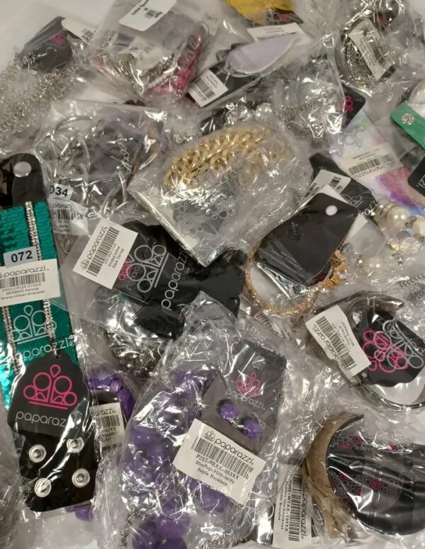 Paparazzi Jewelry Lot ($360/box of 500 pieces)