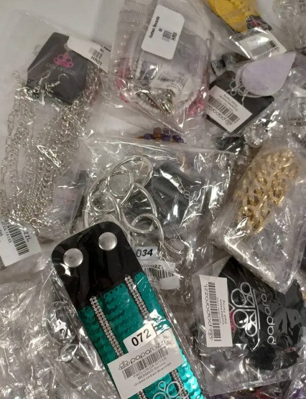 Paparazzi Jewelry Lot ($360/box of 500 pieces) - Image 2
