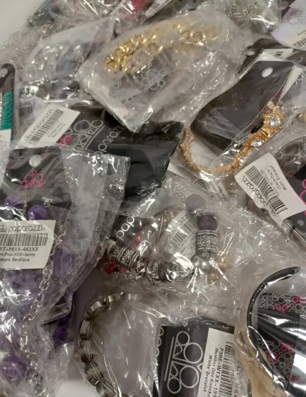 Paparazzi Jewelry Lot ($360/box of 500 pieces) - Image 4
