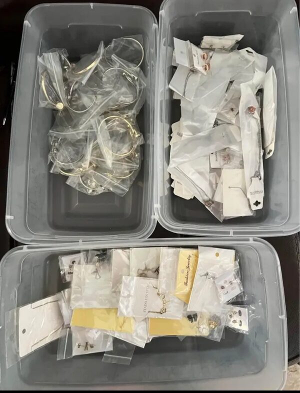 Jewelry Lot ($300 / 400 - 410 pieces) - Image 2